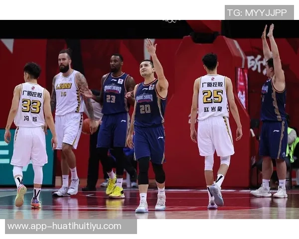 基德赞扬凯莱布马丁在防守和进攻中的出色表现与创造机会能力