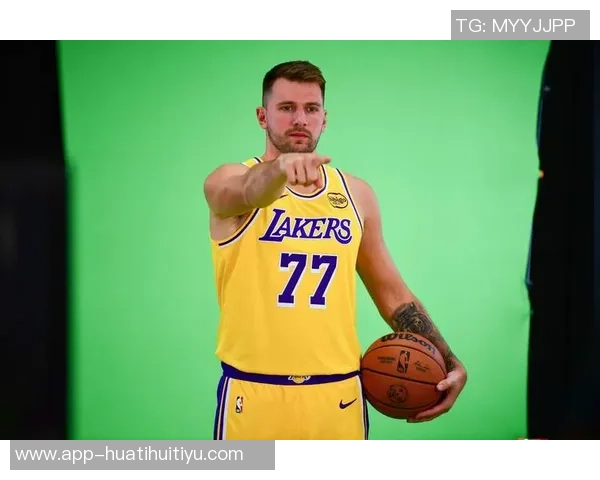 日本性感女星昨日现身湖人主场穿东契奇球衣引发热议