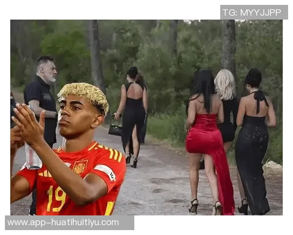 前女友与亚马尔分手后被拍到与知名博主共度派对时光