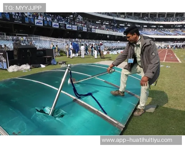 梅西印度行引发球迷骚乱两人因破坏公物被警方逮捕